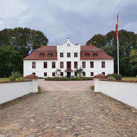 In Satow Mit Garten, Cleaning Included Apartman Gerdshagen